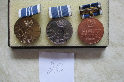 Медаль (нагрудний знак) НДР із написом "FDJ", 1-3 ступенів, з білого, жовтого та червоного металу, 3 медалі та 1 коробка