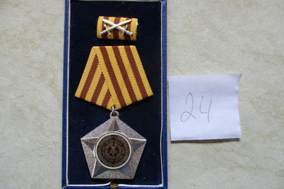 Медаль (нагрудний знак) НДР білого кольору у вигляді стилізованої п’ятикутної зірки з гербом НДР в центрі з колодочкою, 1 медаль, 1 колодочка, 1 коробка
