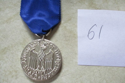 Медаль (знак) з білого металу з орлом та цифрою «4» на зворотній стороні, 1 шт.
