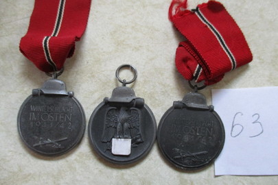 Медаль (знак) з темного металу із зображенням орла та написом на зворотному боці та датою «1941/42», 3 шт.