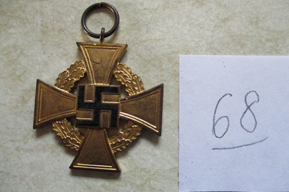 Медаль (знак) жовтого кольору у вигляді хреста, обрамлений вінком із свастикою чорного кольору по центру, 1 шт.