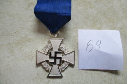 Медаль (знак) білого кольору у вигляді хреста, обрамлений вінком із свастикою чорного кольору по центру, 1 шт.