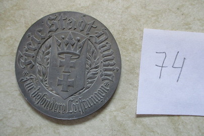 Знак круглої форми із зображенням корони та написом по колу «Freie Stadt Dansig», 1 шт.