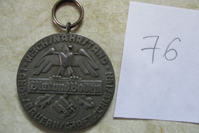 Знак круглої форми із зображенням орла та написом «30 Jahre» на зворотньому боці, 1 шт.