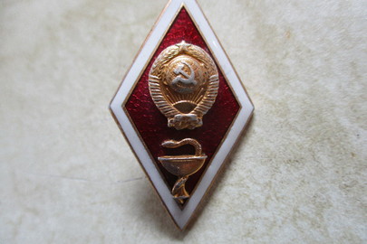Нагрудний знак у вигляді ромба, в центрі якого на червоному фоні є зображення герба СРСР, під яким є зображення чаші з обкрученою навколо неї змією, які виготовлені з металу жовтого кольору