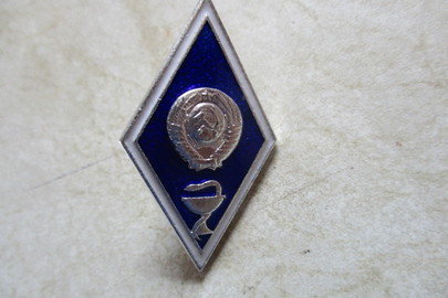 Нагрудний знак у вигляді ромба, в центрі якого на синьому фоні є зображення герба СРСР, під яким є зображення чаші з обкрученою навколо неї змією, які виготовлені з металу білого кольору