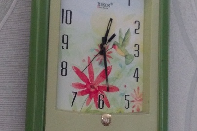 Настінний годинник марки "Rikon", світло-бежевого кольору з зеленим обрамленням
