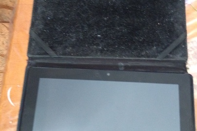 Планшет "Lenovo", серійний номер HJH11YDA(64), ІМЕІ11868313020422158, в неробочому стані, механічні пошкодження по всьому корпусу