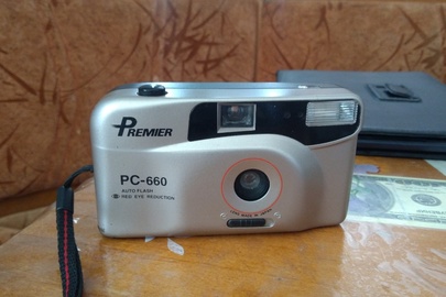 Фотоапарат марки "Premier", плівковий, в робочому стані, сріблястого кольору