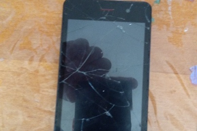 Мобільний телефон S-TELL, модель М471, ІМЕІ1:359348047660089, ІМЕІ2:359348047668603, з батареєю живлення, екран розбитий, в неробочому стані, пошкодження по всьому корпусу 