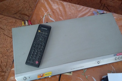 DVD-плеєр "Samsung", сірого кольору, модель DVD-P365KD, серійний номер 6RCLA08181Р, з дистанційним пристроєм до нього, в робочому стані
