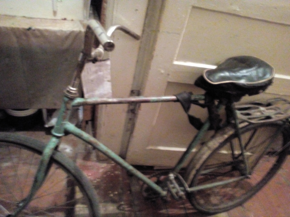 Велосипед з рамою зелено-блакитного кольору, в неробочому стані, має пошкодження, б/в