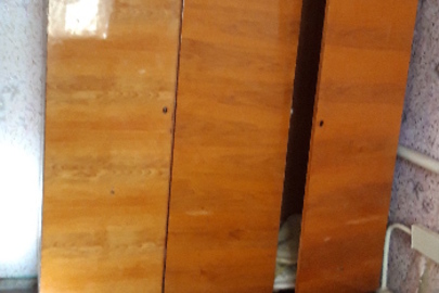 Шафа дерев'яна, коричневого кольору з двома відділеннями