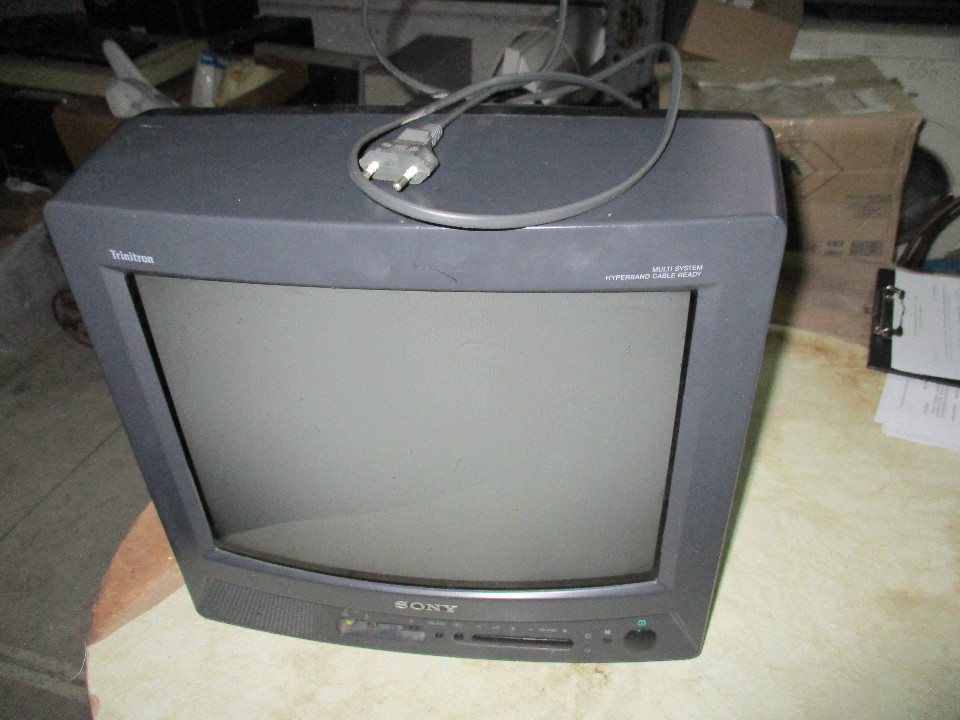 Телевізор SONY, модель № KV-G14M2, TRINITRON Color TV, 110-240V, 50/60Hz, 70W, Ser № 6213410 Sony Corp, в комлекті з пультом 