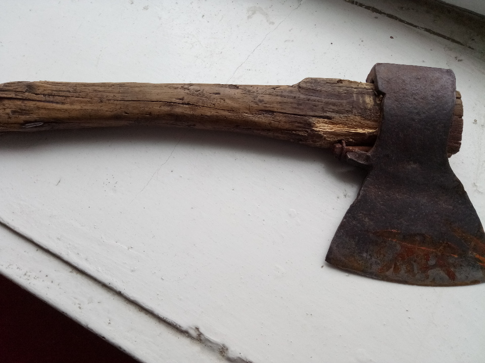 Сокира з дерев'яною ручкою