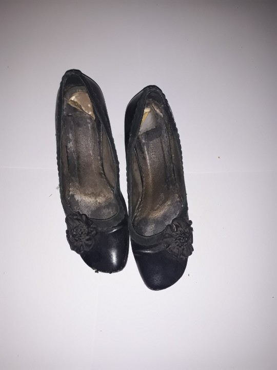 Туфлі жіночі, чорного кольору з квіткою, на підборах, б/в, одна пара