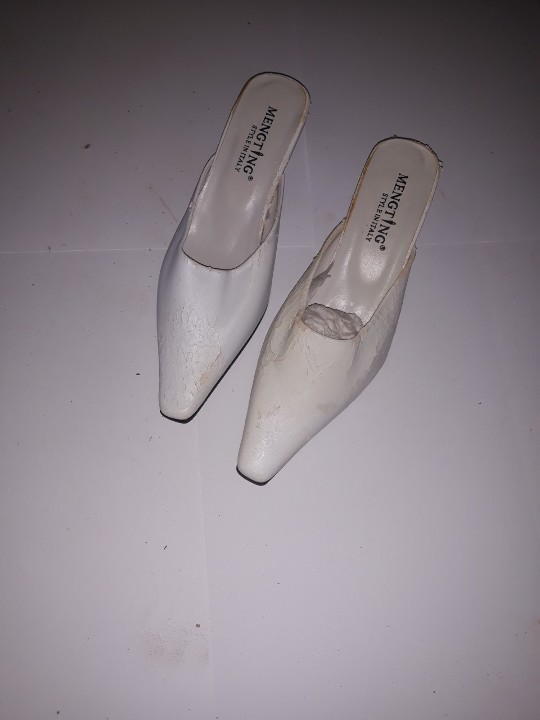 Туфлі жіночі, білого кольору, з довгим носком, б/в, одна пара