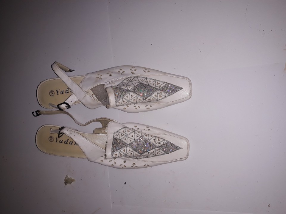 Туфлі жіночі, білого кольору із срібними вставками, на підборах, б/в, одна пара
