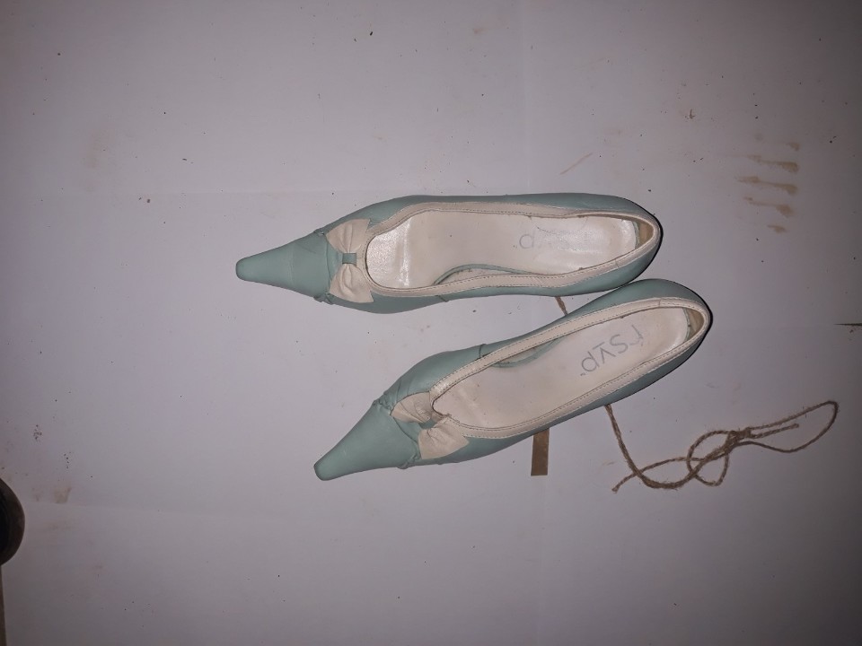 Туфлі жіночі, салатного кольору з бантом білого кольору, на підборах, б/в, одна пара