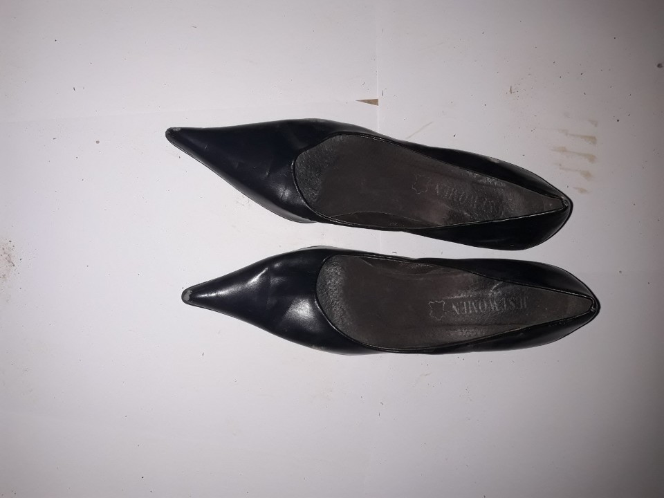 Туфлі жіночі, чорного кольору, з гострим носком, на підборах, б/в, одна пара