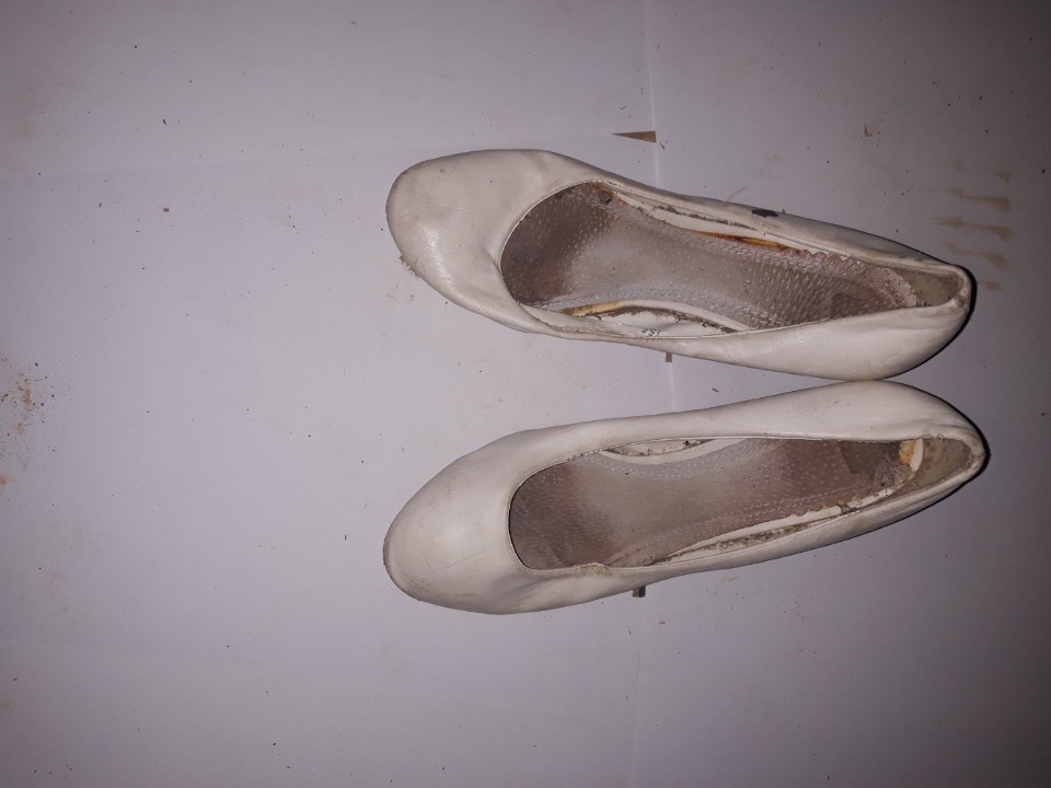 Туфлі жіночі, білого кольору, на підборах, б/в, одна пара