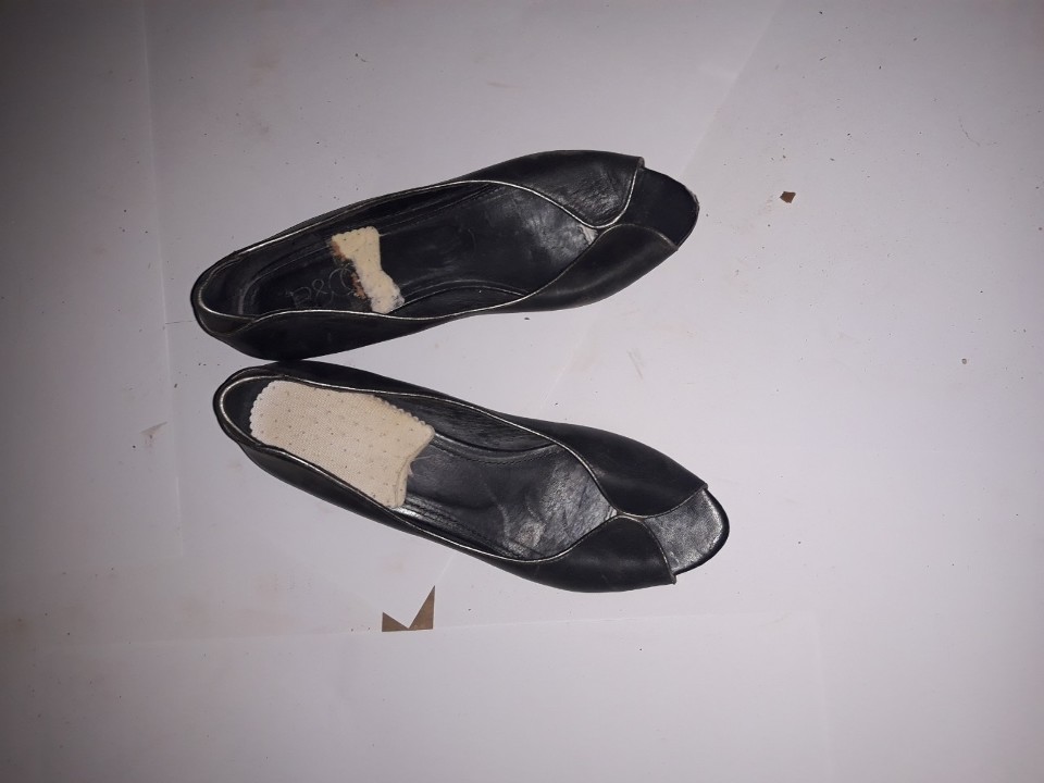 Туфлі жіночі, чорного кольору, на танкетці, б/в, одна пара