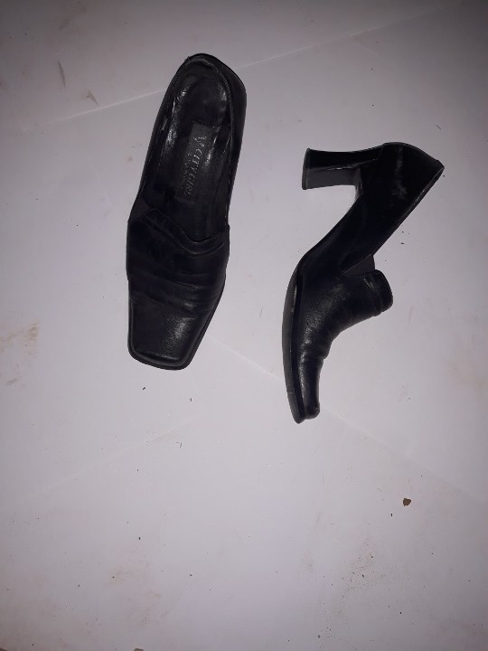 Туфлі жіночі, чорного кольору, на підборах, б/в, одна пара