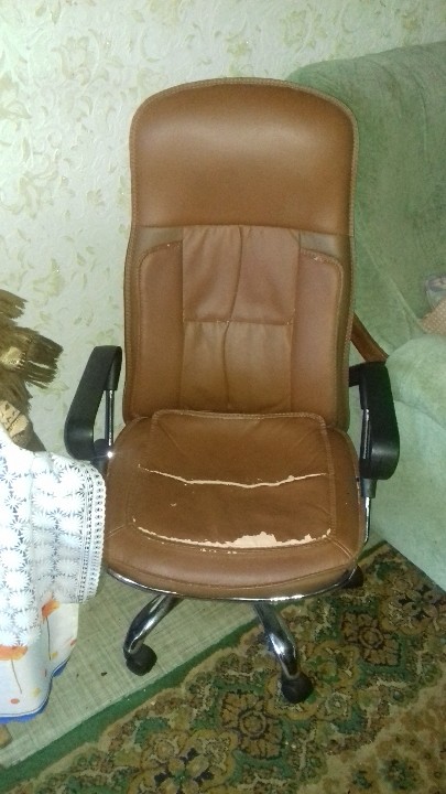 Крісло зі шкірозамінника коричневого кольору, б/в