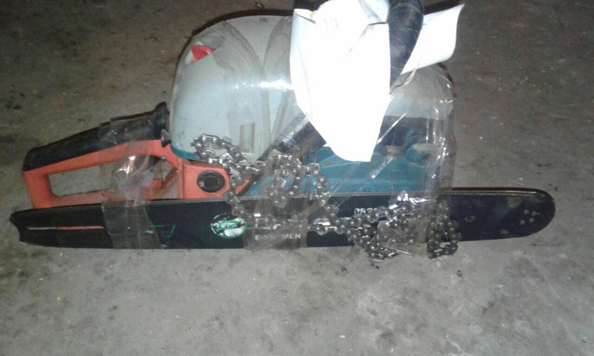 Бензопила з шиною та ланцюгом, зібрана з китайських комплектуючих, в робочому стані