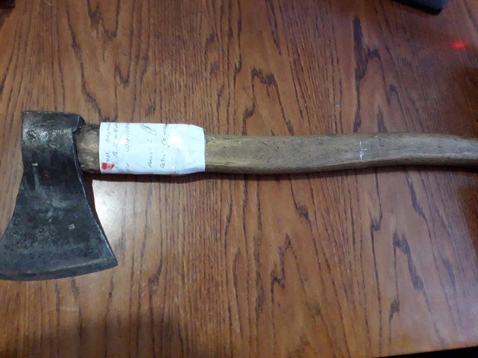 Сокира з дерев'яною ручкою, б/в