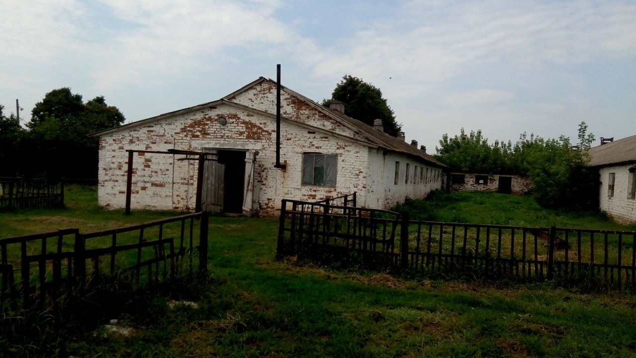 Комплекс будівель та споруд свиноферми, загальною площею 2609,8 м.кв., що знаходяться за адресою: Сумська обл., Краснопільський р-н, с. Наумівка, вул. Пушкіна, 18