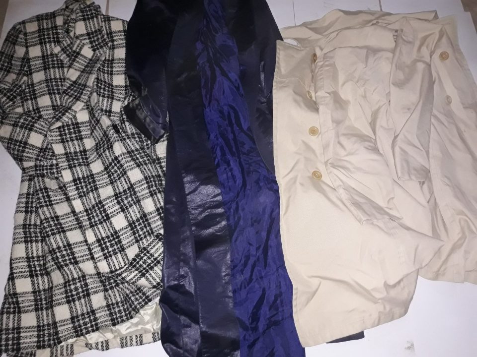 Пальто жіноче, в клітинку, б/в, 1 шт. Пальто жіноче, темно-синього кольору, б/в, 1 шт. Пальто жіноче, бежевого кольору, б/в, 1 шт.