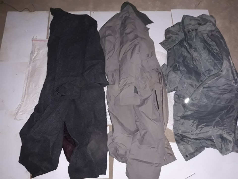 Пальто чоловіче, чорного кольору, б/в, 1 шт. Пальто чоловіче, коричневого кольору, б/в, 1 шт. Куртка чоловіча, зеленого кольору, б/в, 1 шт.