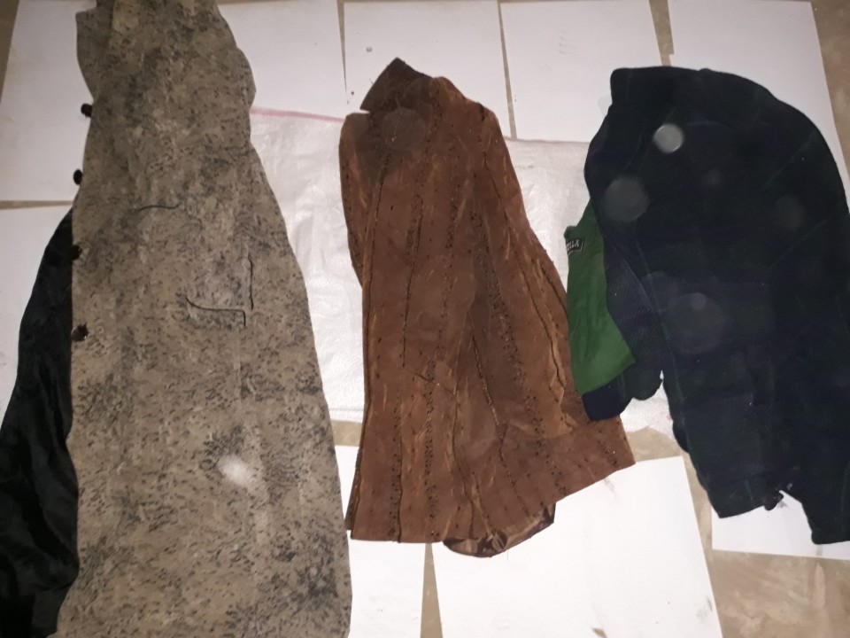 Пальто жіноче, бежевого кольору, б/в, 1 шт. Піджак жіночий, коричневого кольору, б/в, 1 шт. Куртка жіноча, у клітинку, зеленого кольору, б/в, 1 шт.