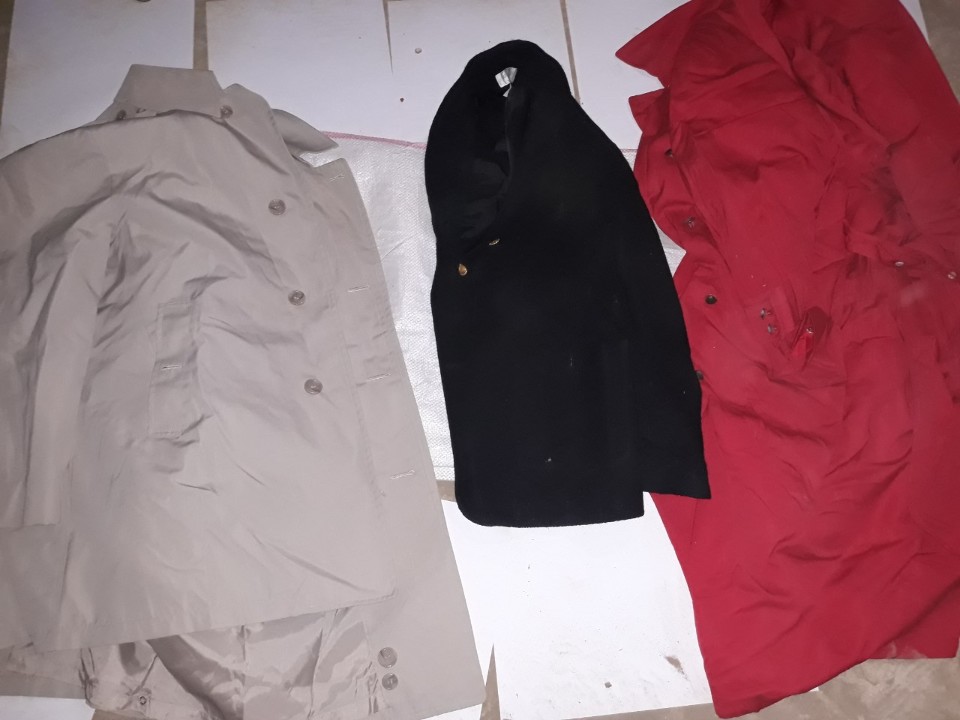 Куртка жіноча, червоного кольору, б/в, 1 шт. Напівпальто жіноче, чорного кольору, б/в, 1 шт. Куртка жіноча, бежевого кольору, б/в, 1 шт.