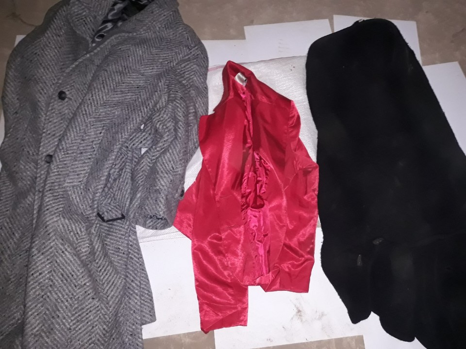 Пальто жіноче, сірого кольору, б/в, 1 шт. Піджак жіночий, червоного кольору, б/в, 1 шт. Пальто жіноче, чорного кольору, б/в, 1 шт.