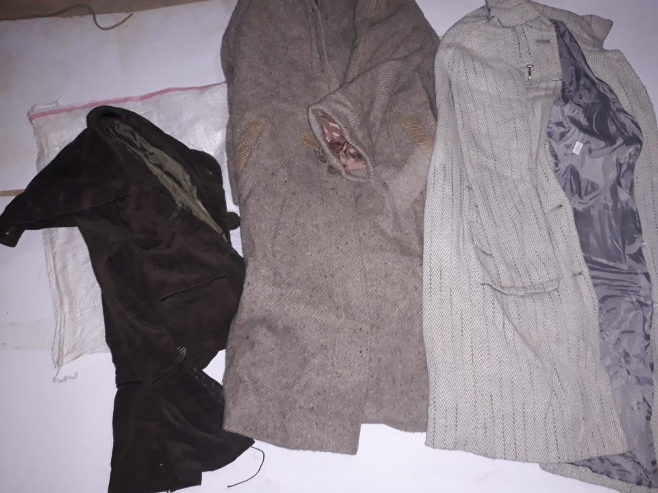 Пальто жіноче, світло-бежевого кольору, б/в, 1 шт. Пальто жіноче, бежевого кольору, б/в, 1 шт. Куртка жіноча, коричневого кольору, б/в, 1 шт.