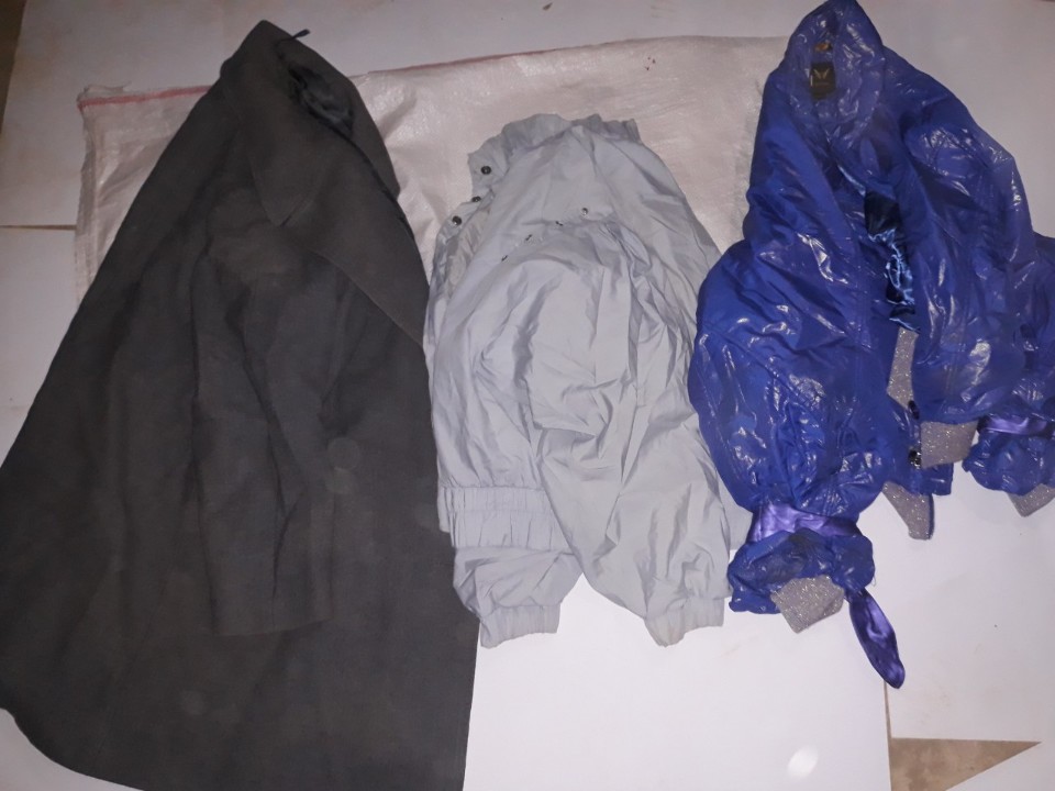 Пальто чоловіче, темно-синього кольору, б/в, 1 шт. Куртка жіноча, блакитного кольору, б/в, 1 шт. Куртка жіноча, синього кольору, б/в, 1 шт.