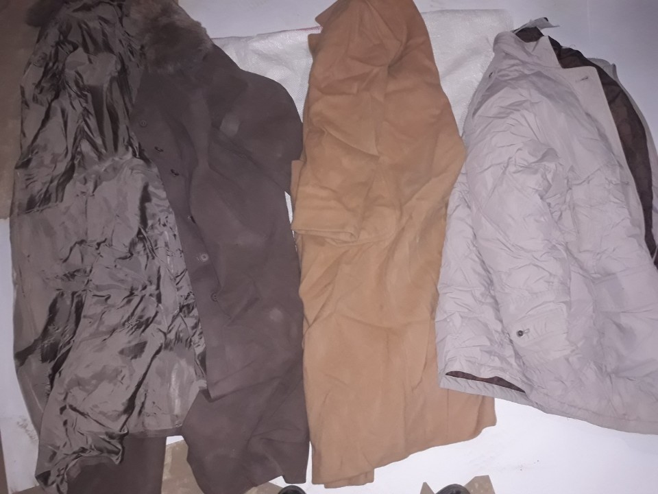 Пальто жіноче, бежевого кольору, б/в, 1 шт. Пальто жіноче, оранжевого кольору, б/в, 1 шт. Куртка жіноча, бежевого кольору, б/в, 1 шт.