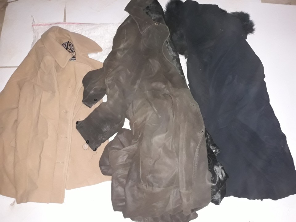 Пальто жіноче, бежевого кольору, б/в, 1 шт. Куртка жіноча, зеленого кольору, б/в, 1 шт. Куртка жіноча, коричневого кольору, б/в, 1 шт.