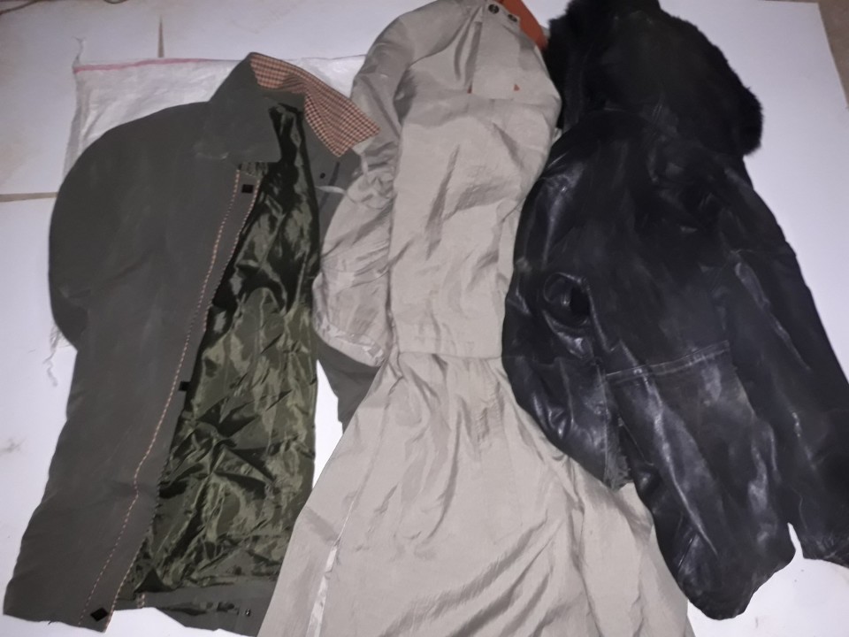 Куртка жіноча, зеленого кольору, б/в, 1 шт. Пальто жіноче, бежевого кольору, б/в, 1 шт. Пальто жіноче, шкіряне, чорного кольору, б/в, 1 шт.