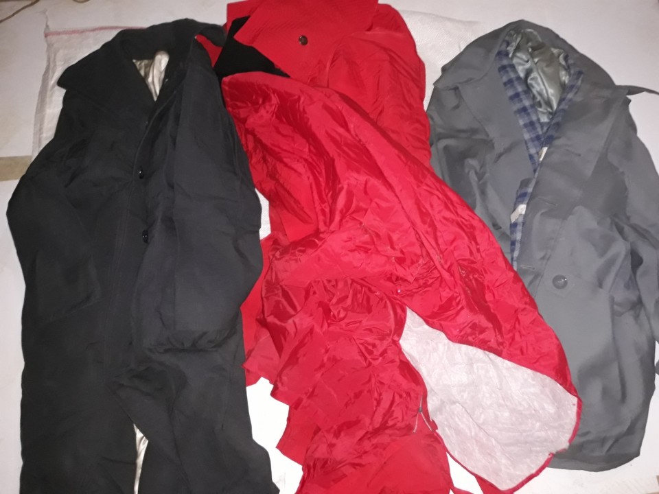Куртка жіноча, червоного кольору, б/в, 1 шт. Куртка жіноча, сірого кольору, б/в, 1 шт. Пальто жіноче, чорного кольору, б/в, 1 шт.