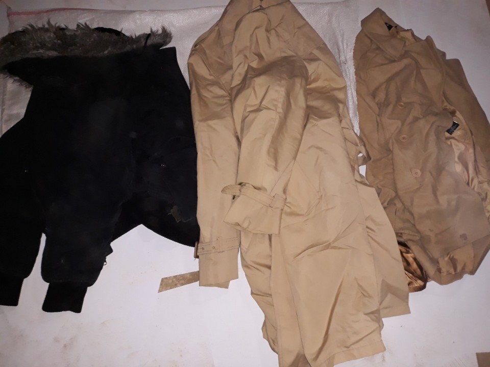 Куртка жіноча, чорного кольору, б/в, 1 шт. Пальто жіноче,  бежевого кольору, б/в, 1 шт. Пальто жіноче, коричневого кольору, б/в, 1 шт.