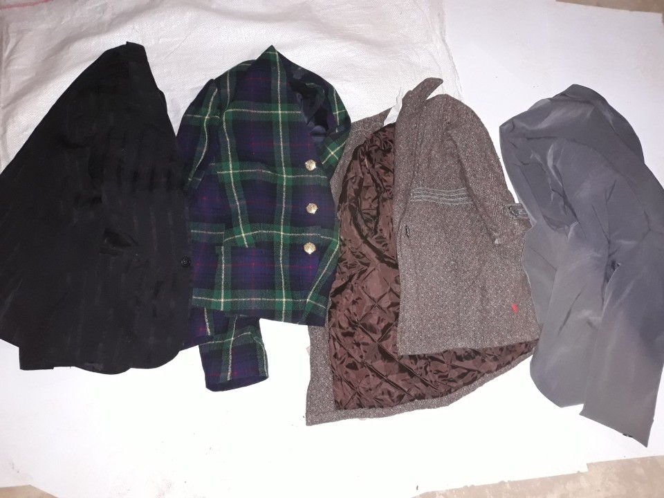 Піджак жіночий, чорного кольору, б/в, 1 шт. Піджак жіночий, у клітинку, зеленого кольору, б/в, 1 шт. Пальто жіноче, бежевого кольору, б/в, 1 шт. Пальто жіноче, сірого кольору, б/в, 1 шт.