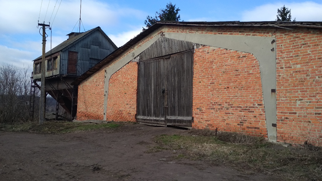 Нежитлові приміщення загальною площею 881,8 м.кв., а саме: критий тік літ. 