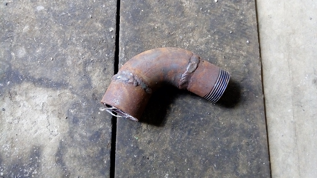 Фрагмент металевої труби з різьбою
