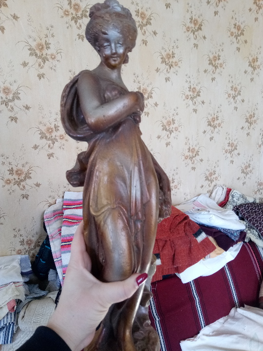 Статуетка жінки