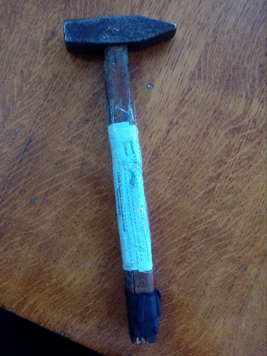 Молоток з дерев'яною рукояткою