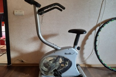 Велотренажер сірого кольору, марки "HouseFit", 1 шт.