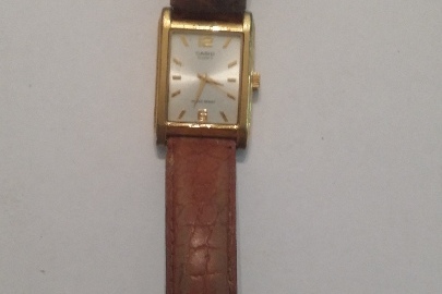 Наручний годинник "Касіо", прямокутньої форми, жовтого кольору з ремінцем коричневого кольору, б/в